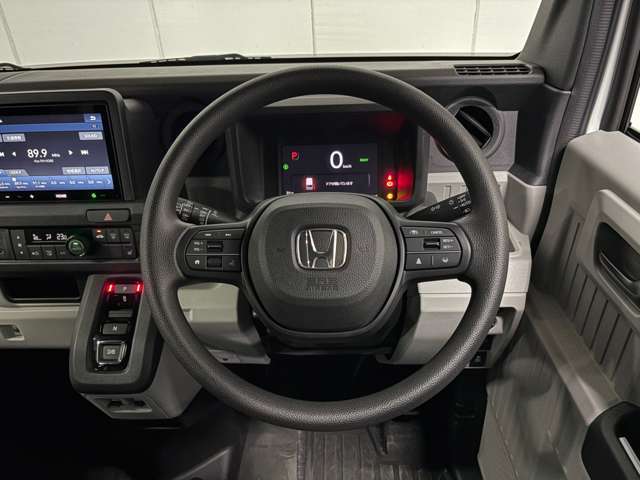 2スポークハンドルでスムーズな操作で運転ができます。