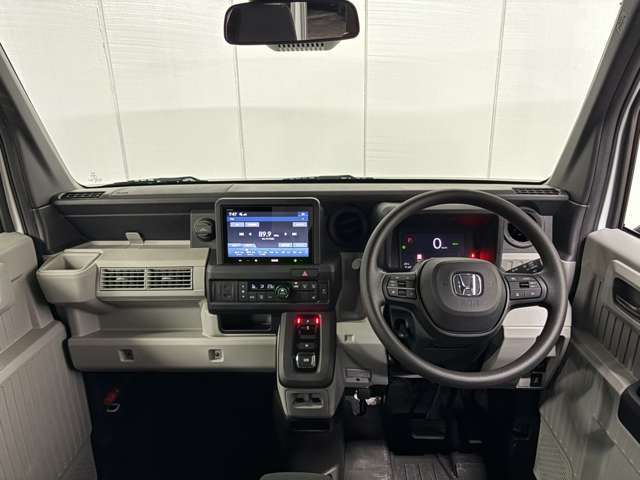 大きなフロントガラスで見えやすい運転ができます。