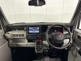 大きなフロントガラスで見えやすい運転ができます。