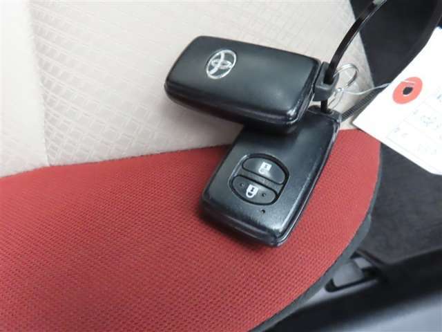 スマートキーです。バッグやポケットに携帯していれば、キーを取り出さなくてもドアの解錠・施錠ができます。ハイブリッドシステムの起動はブレーキを踏みながらパワースイッチをワンプッシュするだけです。