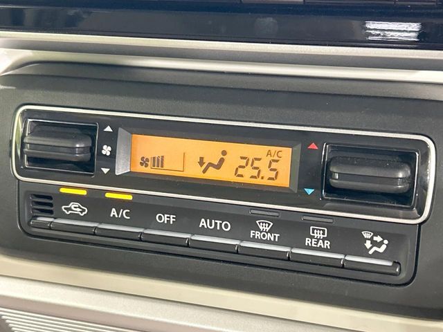 【オートエアコン】一度お好みの温度に設定すれば、車内の温度を検知し風量や温度を自動で調整。暑い…寒い…と何度もスイッチ操作をする必要はありません。快適な車内空間には必須の機能ですね♪