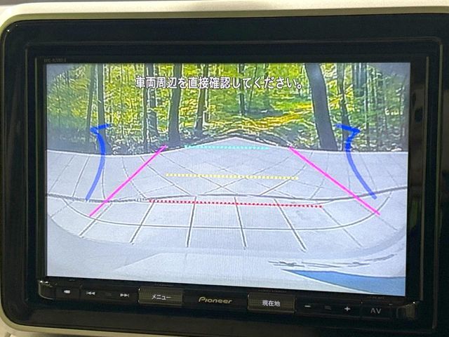 【バックカメラ】駐車時に後方がリアルタイム映像で確認できます。大型商業施設や立体駐車場での駐車時や、夜間のバック時に大活躍！運転スキルに関わらず、今や必須となった装備のひとつです！