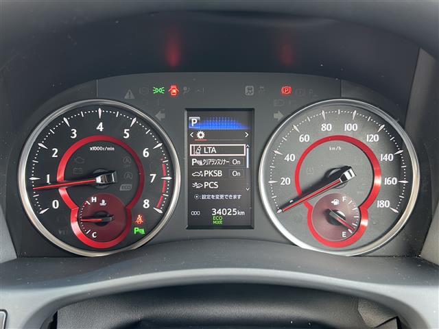 【スピードメーター】『スピードメーター』の画像になります。メーターがシンプルで見やすく運転しやすいですね！