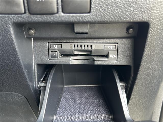 【ETC】有料道路を利用する際に料金所で停止することなく通過できる、ETC車載器（ノンストップ自動料金収受システム機器）が装備されています。セットアップを行うことで利用可能になります。