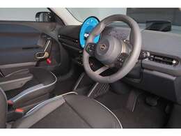 エンジンやトランスミッション、ブレーキ等の主要部分はご購入から2年間、走行距離無制限のメーカー保証。万一修理が必要な場合は新車保証同様に対応致します。全国正規ディーラー保証付きのお車です。