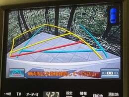 【バックカメラ】駐車時に後方がリアルタイム映像で確認できます。大型商業施設や立体駐車場での駐車時や、夜間のバック時に大活躍！運転スキルに関わらず、今や必須となった装備のひとつです！
