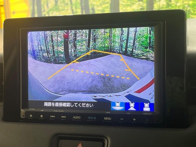 【バックカメラ】駐車時に後方がリアルタイム映像で確認できます。大型商業施設や立体駐車場での駐車時や、夜間のバック時に大活躍！運転スキルに関わらず、今や必須となった装備のひとつです！