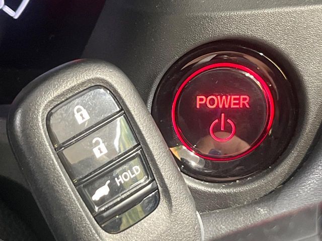 【Hondaスマートキー】カバンやポケットに入れたままでもドアの施錠・解錠が可能なスマートキーを装備。エンジンのオン・オフ時もカギを取り出す必要が無いからとっても便利です♪