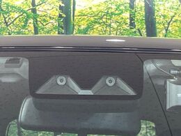 【スマートアシスト】走行中に前方の車両等を認識し、衝突しそうな時は警報とブレーキで衝突回避と被害軽減をアシスト。より安全にドライブをお楽しみいただけます。