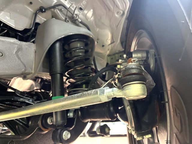 お車を安心してお乗りいただく為には、足回りの定期点検が欠かせません。サービスサポート（有償保証）では無料点検もご提供しており、安心のカーライフをお過ごしいただけるサポート体制が整っています。