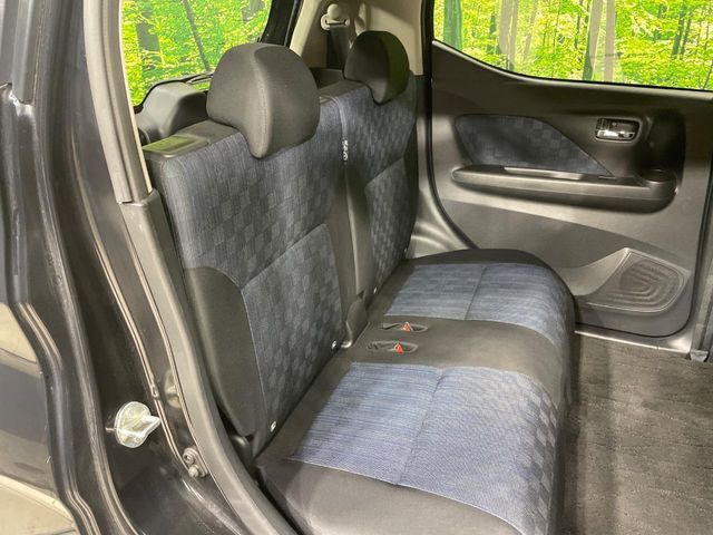 後部座席も気になるようなキズ・汚れやへたり等、大きなダメージはなく、良好な状態です。