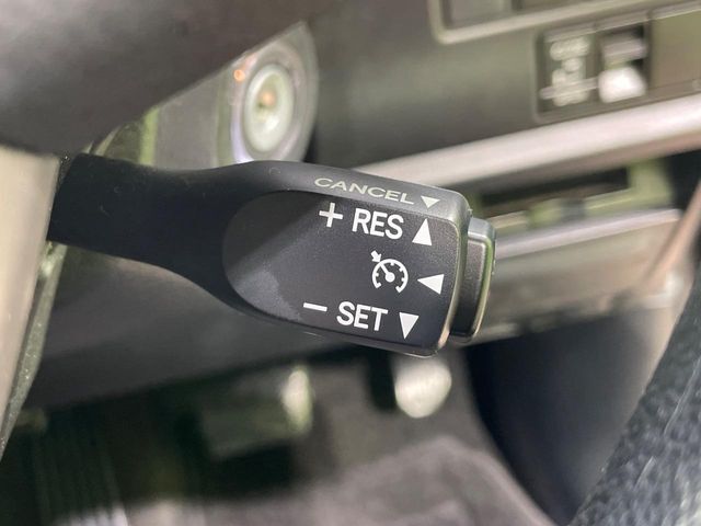 【クルーズコントロール】高速道路もラクラク走行。アクセルを離しても一定速度で走行ができ、長距離運転時の負担を軽減！加速・減速も簡単なスイッチ操作で調整できます。
