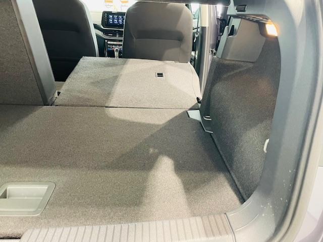 リヤシートを倒せば長さのあるお荷物も楽々！！