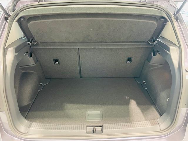 荷室は荷物を隠せるトノカバー付！充分な荷室の広さです！