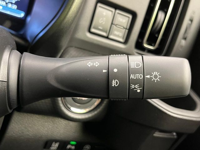 【オートライト】周りの明るさに応じて自動でヘッドライトの点灯・消灯ができる機能です！ライトの付け忘れ・消し忘れなどが無くなり、雨の日や夕方の走行も安心！トンネル通過時も便利ですね♪