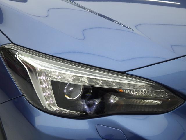 ステアリング連動ヘッドランプ ステアリング操作に連動して進行方向の先を照らします。カーブや交差点を曲がる時に車両や歩行者をいち早く認識でき夜間の安全性を高めています。