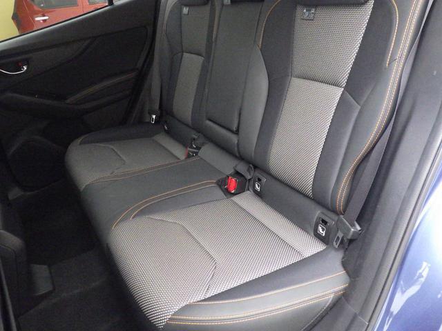 リヤシート 奥行のある座面と程良い角度の背面が快適な乗り心地を齎してくれます。長距離ドライブも快適ですよ。