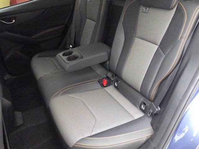 リヤシートセンターアームレストにはドリンクホルダーも完備。ロングドライブも快適に過ごせますよ。