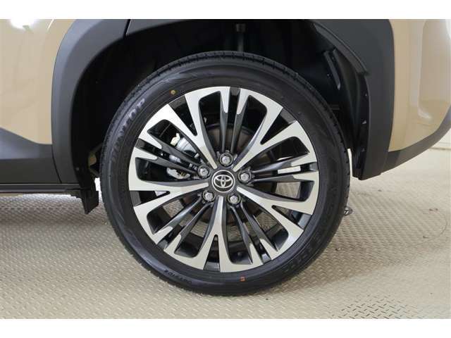 純正18AW！タイヤサイズは215/50R18になります！