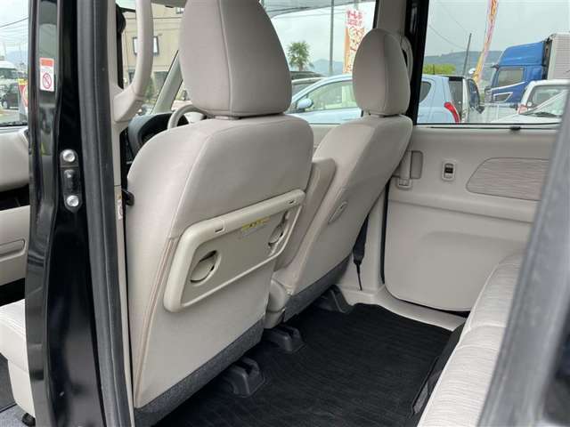 後部座席も目立つシミや汚れも無くとてもきれいな状態を保っております