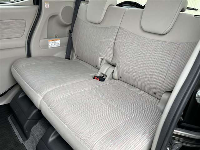 後部座席も目立つシミや汚れも無くとてもきれいな状態を保っております