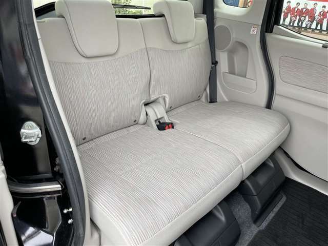 後部座席も目立つシミや汚れも無くとてもきれいな状態を保っております