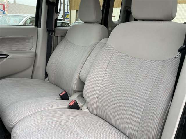 後部座席も目立つシミや汚れも無くとてもきれいな状態を保っております