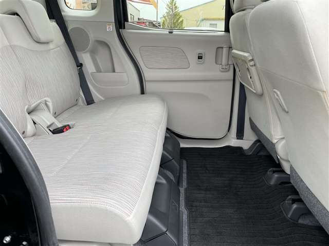 後部座席も目立つシミや汚れも無くとてもきれいな状態を保っております