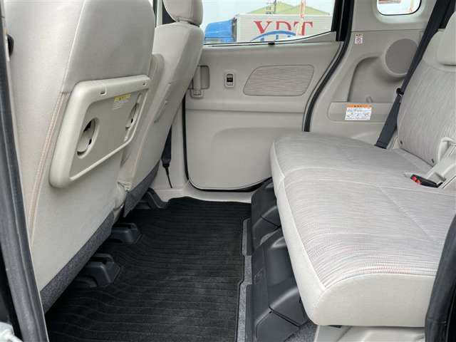 後部座席も目立つシミや汚れも無くとてもきれいな状態を保っております