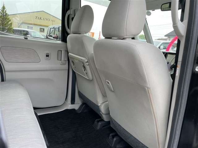 後部座席も目立つシミや汚れも無くとてもきれいな状態を保っております