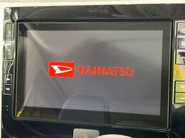 【大画面ナビ】人気の大型8インチナビを装備。存在感のある大画面はインパクト大！ナビ利用時のマップ表示は見やすく、テレビやDVDは臨場感がアップ！いつものドライブがグッと楽しくなります♪