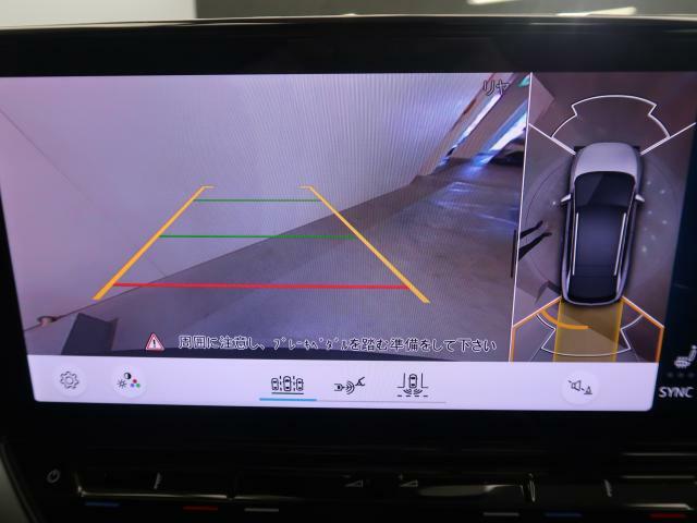 ギアをリバースに入れると車両後方の映像を映し出します。画面にはガイドラインが表示され、車庫入れや縦列駐車などの際に安全確認をサポートします。