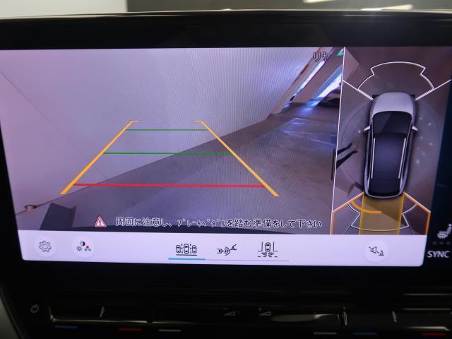 ギアをリバースに入れると車両後方の映像を映し出します。画面にはガイドラインが表示され、車庫入れや縦列駐車などの際に安全確認をサポートします。