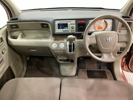 車内は光触媒抗菌消臭施工済です。インパネ周りはスタイリッシュなデザインです。グローブボックスやカップホルダーのほかにトレーなどたくさんの収納スペースが付いています。