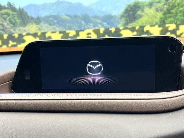 【8.8インチマツダコネクト】車内の雰囲気にマッチした大型のディスプレイ。スマホ接続でのナビ使用やBluetooth再生等、様々な機能が楽しめます。直感的なダイヤル操作が可能で、使い勝手も良好です。