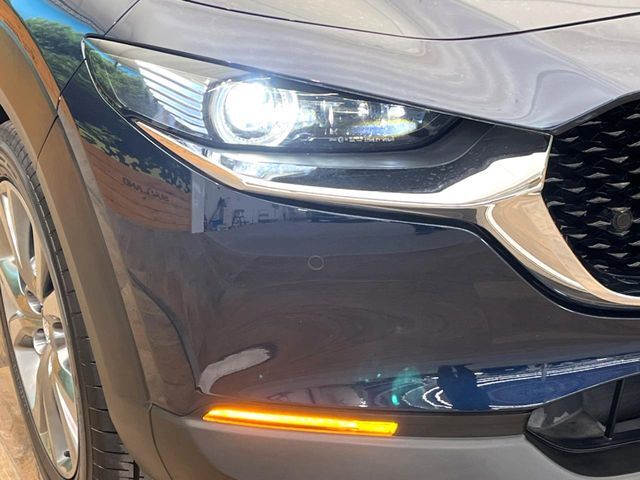【LEDヘッドライト】悪天候や夜間走行時も良好な視界を確保し安心して運転できる高輝度LEDヘッドライトを装備！点灯速度が早く、消費電力も抑えられています。