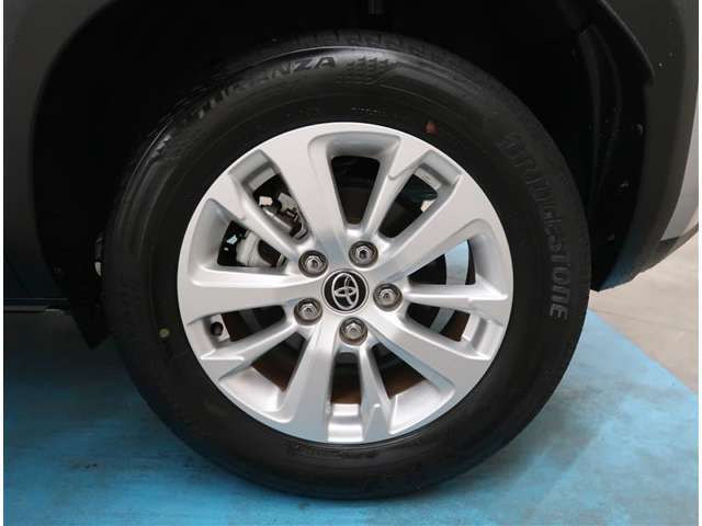【タイヤ・ホイール】タイヤサイズ205/65R16の純正アルミホイールです。タイヤ溝は約6mmになります。