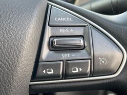 【クルーズコントロール】高速道路もラクラク走行。アクセルを離しても一定速度で走行ができ、長距離運転時の負担を軽減！加速・減速も簡単なスイッチ操作で調整できます。