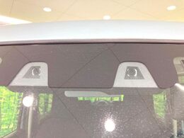 【スマートブレーキサポート】走行中に前方の車両等を認識し、衝突しそうな時は警報とブレーキで衝突回避と被害軽減をアシスト。より安全にドライブをお楽しみいただけます。