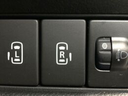 【両側パワースライドドア】スマートキーや運転席のスイッチで後席両側スライドドアの開閉が可能♪電動だから力を入れてドアを開ける必要が無く、小さなお子様でも簡単に開け閉めでき快適です♪