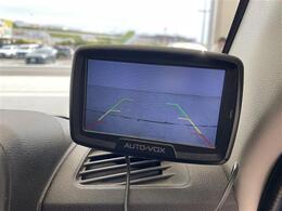 【バックモニター】後ろのカメラの映像がモニターに映し出されるので、後方の見えない死角や、障害物との距離感などもしっかり安全確認することができます！