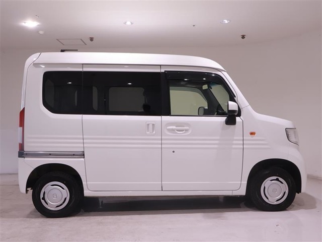 後部座席とリヤはプライバシーガラスになっています。座っている人や置いてある荷物が見えにくくなっているのでプライバシーの確保が出来ます。