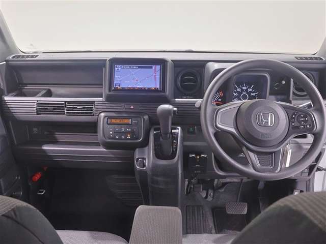 必要な装備を使いやすい位置に配置した機能的な運転席まわり。操作感や車両感覚など、ぜひ運転席に座って確かめてください。