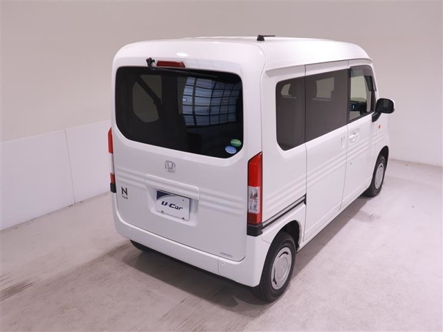 後部座席とリヤはプライバシーガラスになっています。座っている人や置いてある荷物が見えにくくなっているのでプライバシーの確保が出来ます。