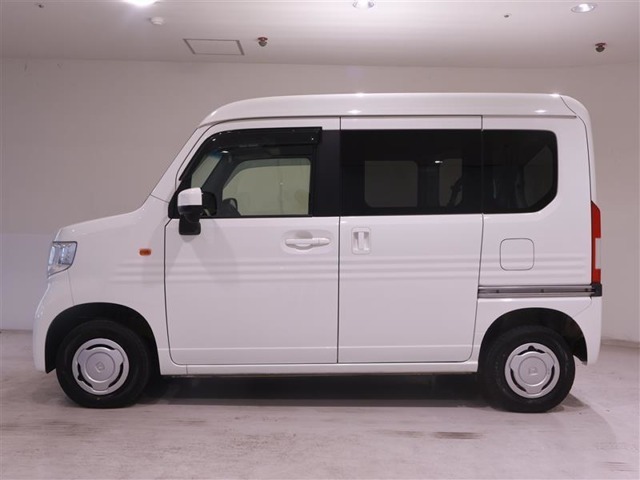 スライドドアは、通常のドアに比べて、車のボディに平行に開閉するので、開けてもスペースをとりません！狭いスペースでも乗り降り楽々です！