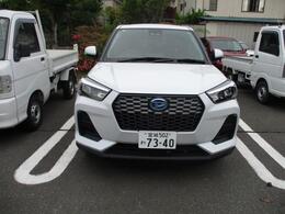 当店では、車輌を展示する前に商品化という、ある程度の内装・外装の清掃を致します。納車の際は外装・内装を隅々まで徹底的に清掃させて頂き、ご納車させて頂いております。