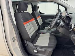 各種ブランドのシートカバーの取り扱いもございます。また、弊社オリジナルフロアマットもご用意しております。自慢の愛車をアレンジしてみてはいかがでしょうか。