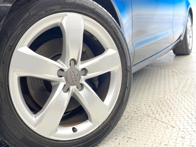 ●純正18インチアルミホイール：輸入車ならではの卓越した走りを支えるホイールと足回りです！日本車の走りに慣れている方にもぜひ体感して頂きたいほど、高いレベルでまとまっています！