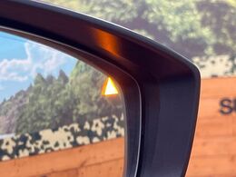 【ブラインドスポットモニタリング】走行中、ドアミラーの死角になりやすい箇所に後続車が接近するとサイドミラー付近に警告を表示、ドライバーに注意喚起をしてくれます。