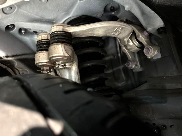 お車を安心してお乗りいただく為には、足回りの定期点検が欠かせません。サービスサポート（有償保証）では無料点検もご提供しており、安心のカーライフをお過ごしいただけるサポート体制が整っています。